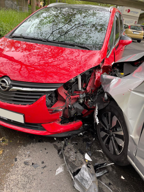 Rotes Fahrzeug mit Frontschaden